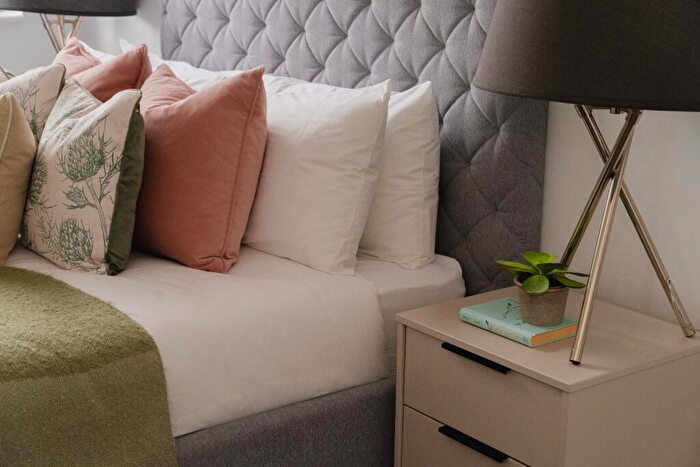 1 Bedroom Ground Maisonette To Rent In Roebuck Close, Reigate - Allocated Parking, RH2