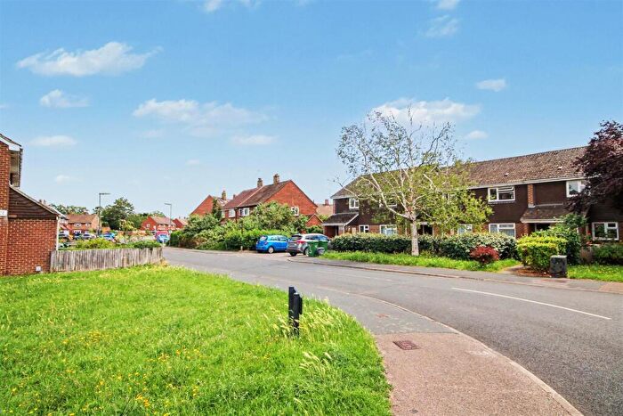 2 Bedroom Maisonette To Rent In Cedar Way, Guildford, GU1