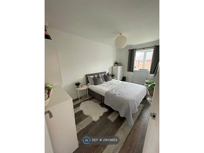 3 Bedroom Semi Detached House To Rent In Lomas Close, Manchester, M5