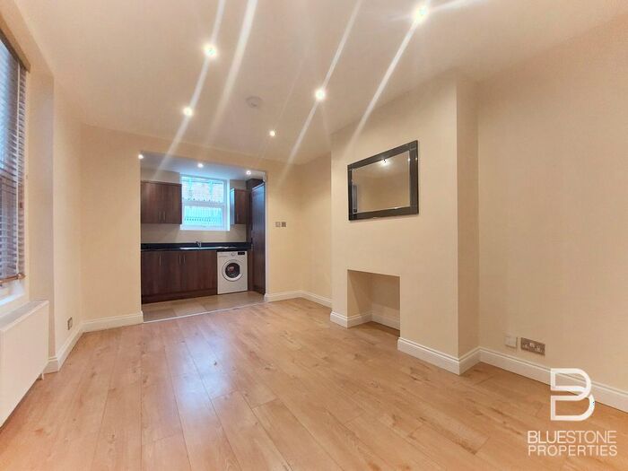 2 Bedroom Flat To Rent In Southwell Road, London, SE5