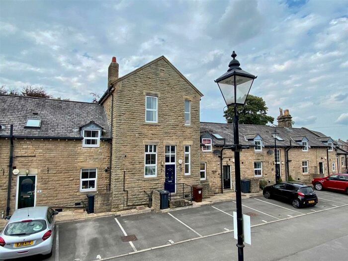 3 Bedroom Mews To Rent In Ollersett Drive, New Mills, High Peak, SK22