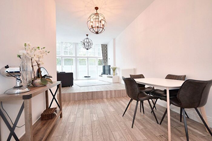 1 Bedroom Flat To Rent In Thames Street, Windsor, SL4