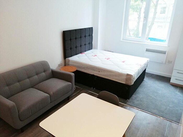 1 Bedroom Flat To Rent In - Talbot Road, Old Trafford, Manchester, M16