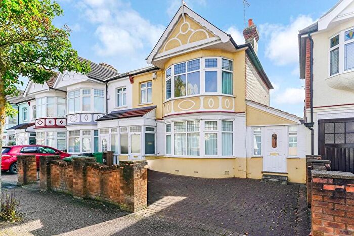 3 Bedroom Terraced House For Sale In Higham Station Avenue, Highams Park, E4