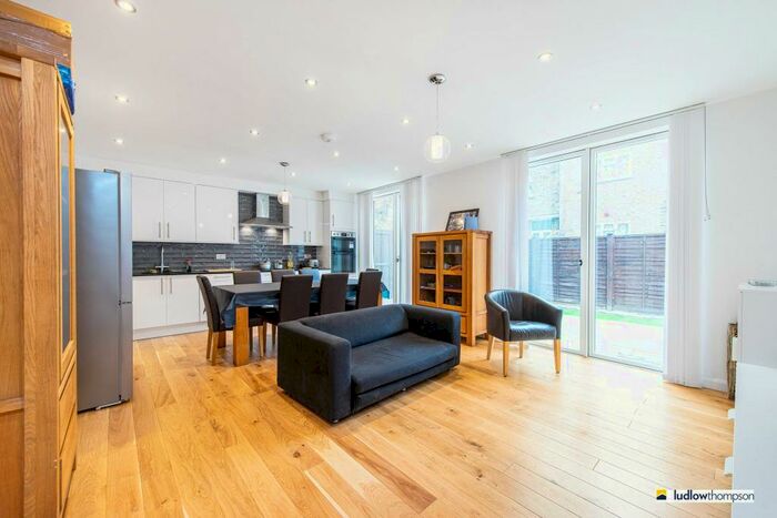 5 Bedroom Detached House To Rent In Sprowston Mews, London, E7