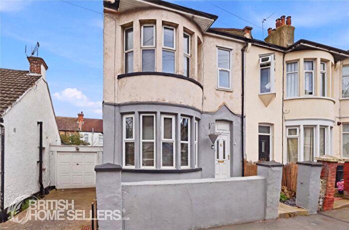 1 Bedroom Apartment For Sale In Beedell Avenue, Westcliff-on-Sea, Essex, SS0