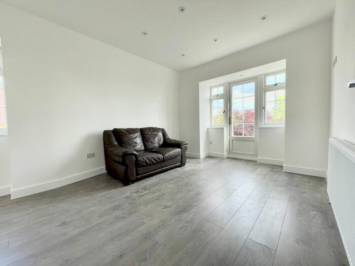 2 Bedroom Flat To Rent In Belmont Close, Cockfosters, EN4