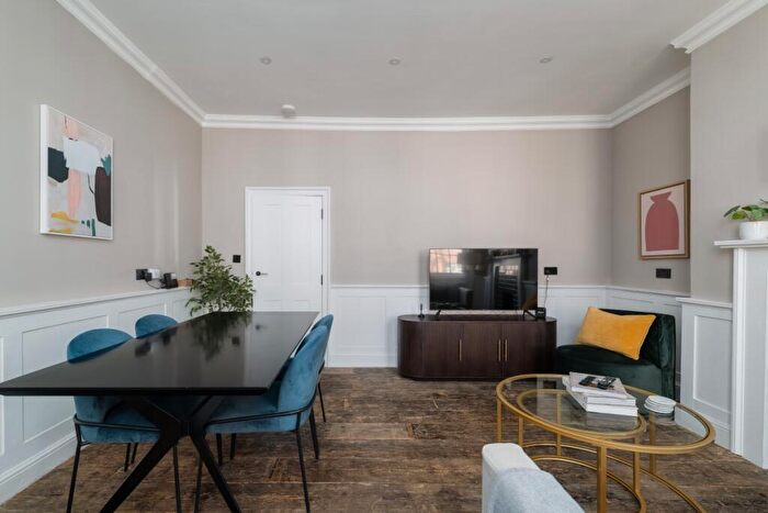 2 Bedroom Flat To Rent In Cable Street London, E1