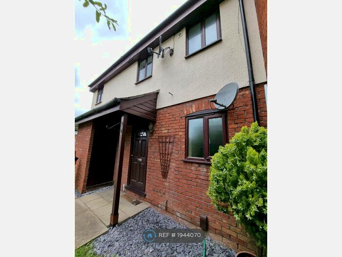 2 Bedroom Flat To Rent In Buckhurst Hill, Essex, IG9