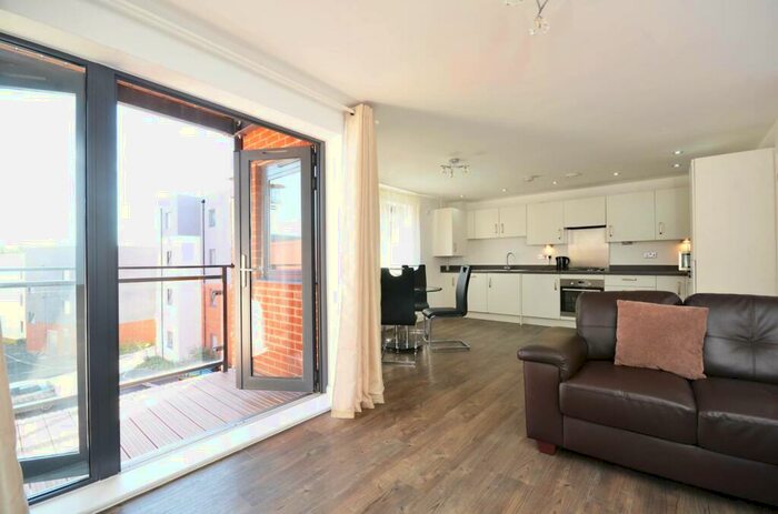 2 Bedroom Flat To Rent In Walnut Tree Close, Guildford, GU1