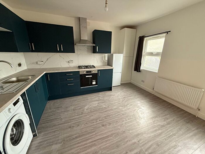 3 Bedroom Flat To Rent In Evering Road, London, E5