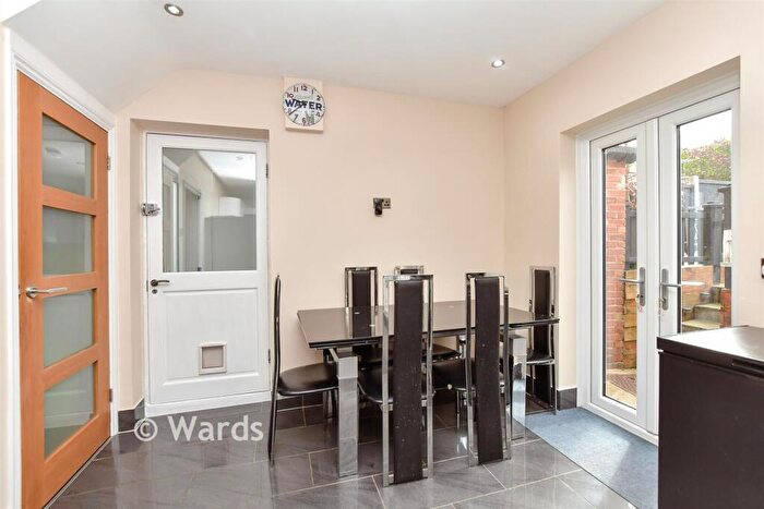 3 Bedroom Semi-Detached House For Sale In Leeward Road, Rochester, Medway, ME1
