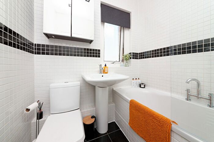 2 Bedroom Flat For Sale In Wheatlands Drive, Kilbarchan, PA10