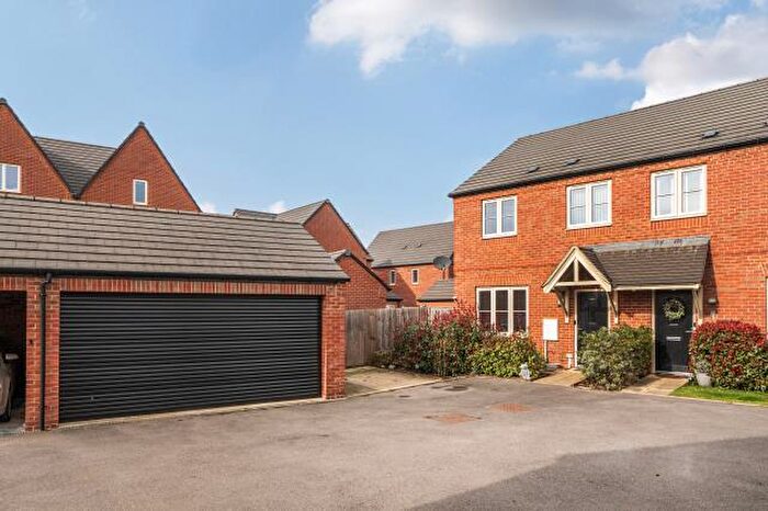 3 Bedroom Semi-Detached House For Sale In Bennett Drive, Banbury, OX16
