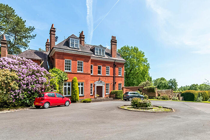 3 Bedroom Flat For Sale In Broadway, Oxted, RH8