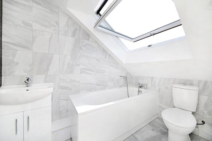 2 Bedroom Flat To Rent In Comyn Road, Clapham Junction, SW11