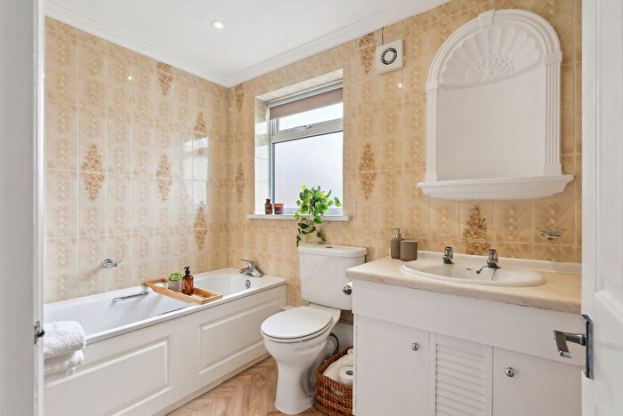 2 Bedroom Flat For Sale In Junction Road, Ashford, TW15