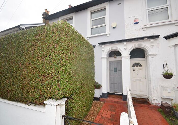 3 Bedroom Flat To Rent In Lyveden Road, Colliers Wood, London, SW17