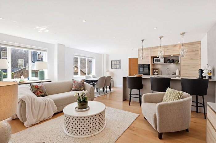 3 Bedroom Mews To Rent In Warren Mews, Fitzrovia, London, W1T