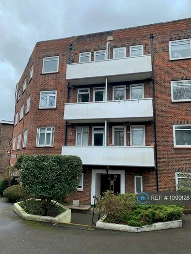 3 Bedroom Flat To Rent In Cromwell Court, Kingston Upon Thames, KT2