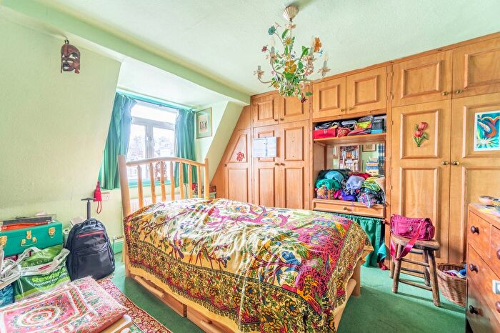 1 Bedroom Flat For Sale In Russell Road, Kensington, London, W14