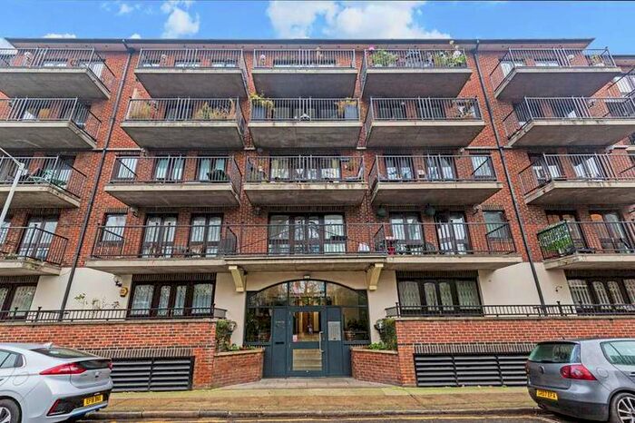 Flat To Rent In Fletcher Street, London E1