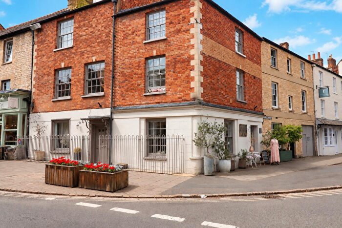 6 Bedroom House For Sale In Oxford Street, Woodstock, OX20