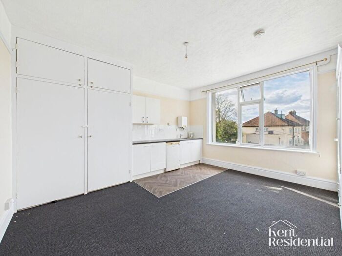 1 Bedroom Flat To Rent In Room, Maidstone Road, Chatham, Kent, ME4