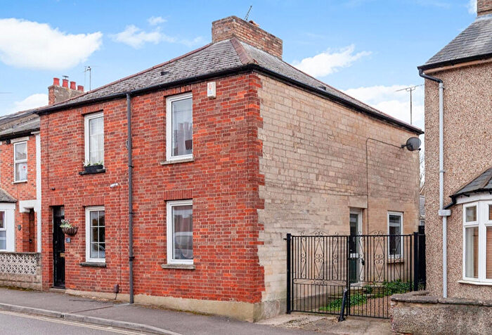 3 Bedroom End Of Terrace House For Sale In East Avenue East Oxford, OX4