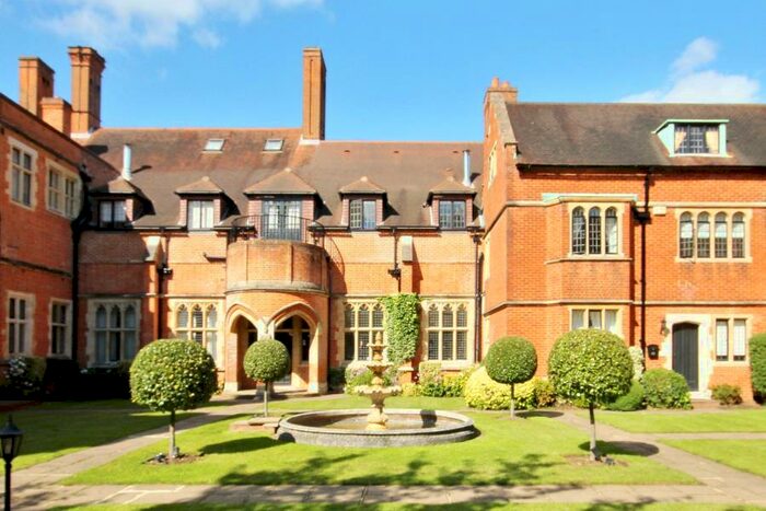 2 Bedroom Apartment To Rent In Woking, GU22