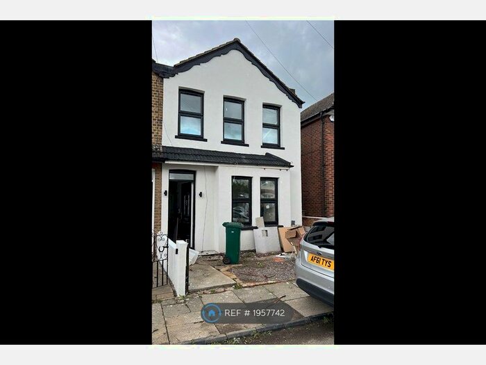 3 Bedroom Semi-Detached House To Rent In Oakfield Road, Ashford, TW15