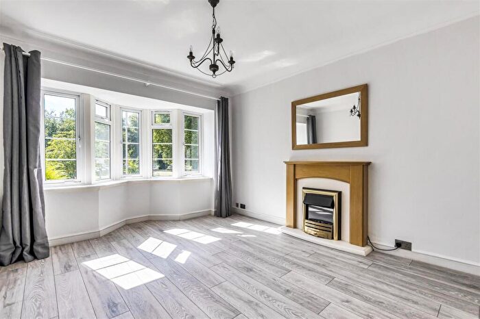 2 Bedroom Apartment To Rent In Lower Ham Road, Kingston Upon Thames, KT2
