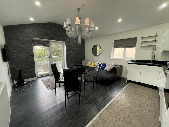 3 Bedroom Flat To Rent In The Walk, Roath, Cardiff, CF24