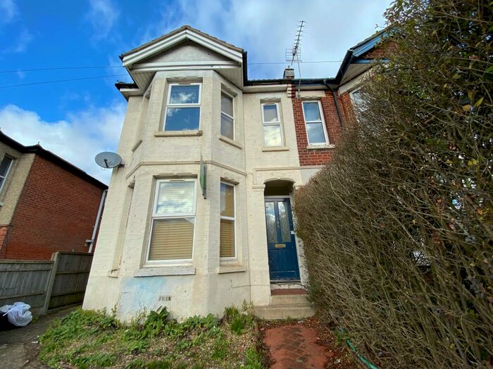 4 Bedroom House To Rent In Wilton Avenue, SO15