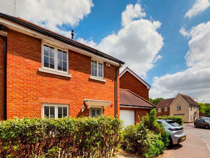 3 Bedroom Link Detached House To Rent In Weetmans Drive, Colchester, CO4