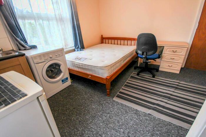 1 Bedroom Property To Rent In Queens Park Gardens, Bournemouth, BH8