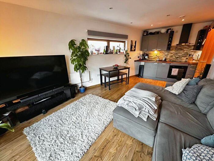 2 Bedroom Flat To Rent In Marsh Lane, Leeds, West Yorkshire, LS9