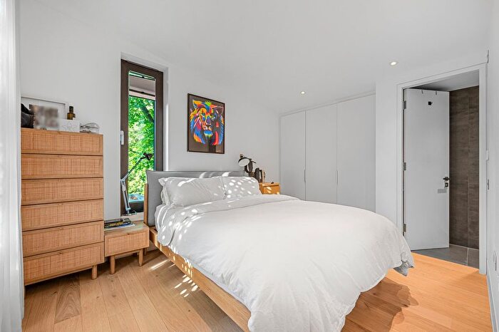 4 Bedroom Flat To Rent In Walcot Square, Kennington, SE11
