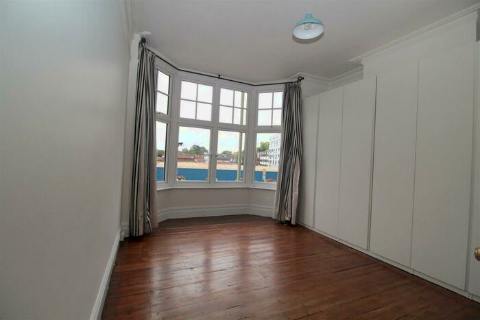 2 Bedroom Apartment To Rent In Old Woking Road, West Byfleet, Surrey, KT14
