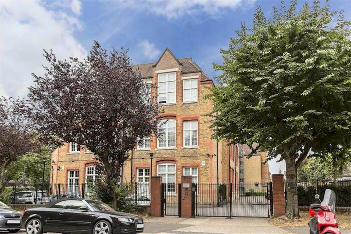 3 Bedroom Flat To Rent In Battersea Park Road, London, SW11
