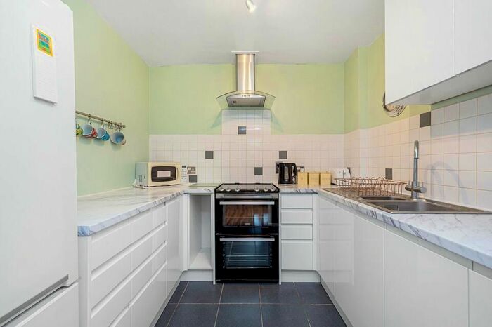 2 Bedroom Flat To Rent In Onyx Mews, London, E15