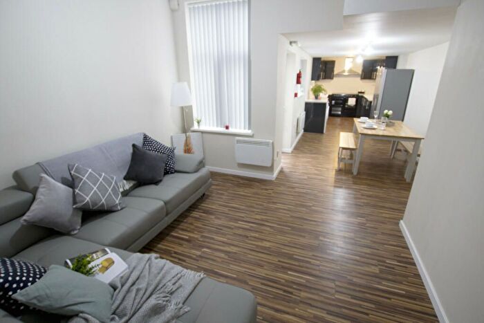 6 Bedroom Flat To Rent In Crofton Street, Manchester, M14