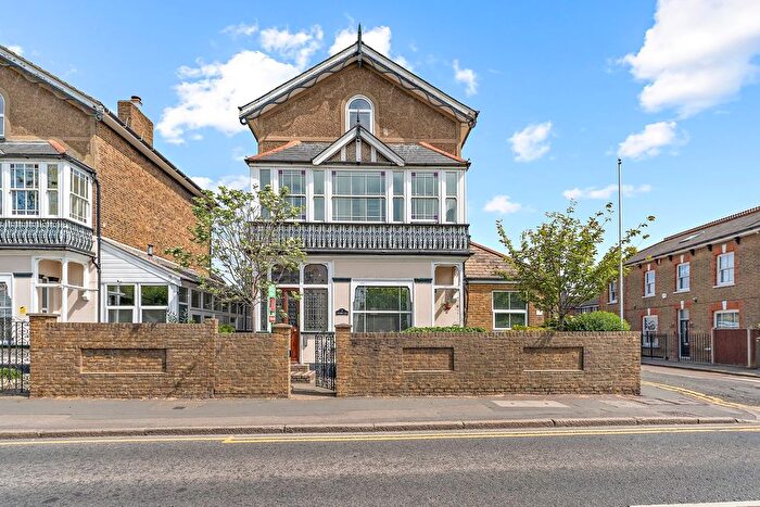 2 Bedroom Flat For Sale In Laleham Road, Staines-Upon-Thames, TW18