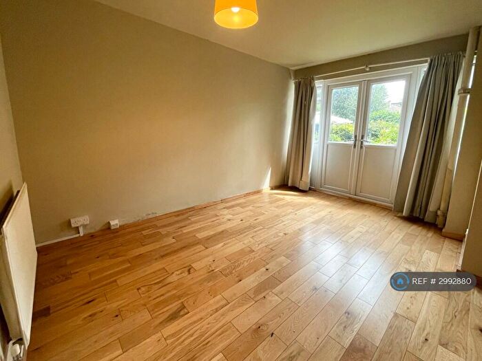 1 Bedroom Flat To Rent In Sidney Square, London, E1