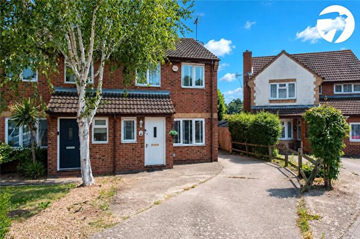 3 Bedroom Semi Detached House For Sale In Dawes Close, Greenhithe, Kent, DA9