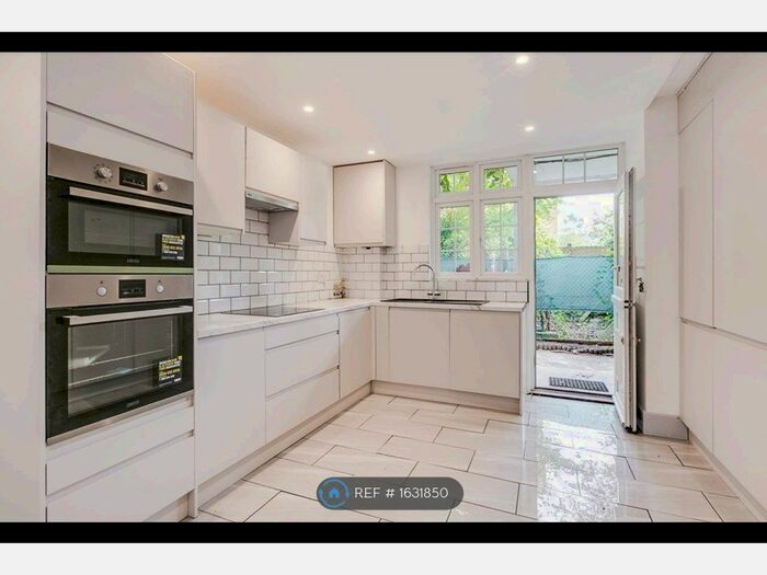 2 Bedroom Flat To Rent In Clifden Court, Twickenham, TW1