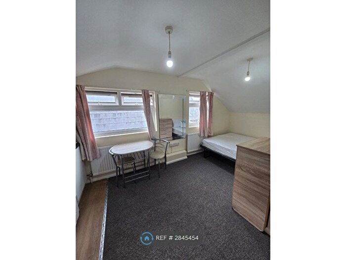 Studio To Rent In Green Lanes, London, N8