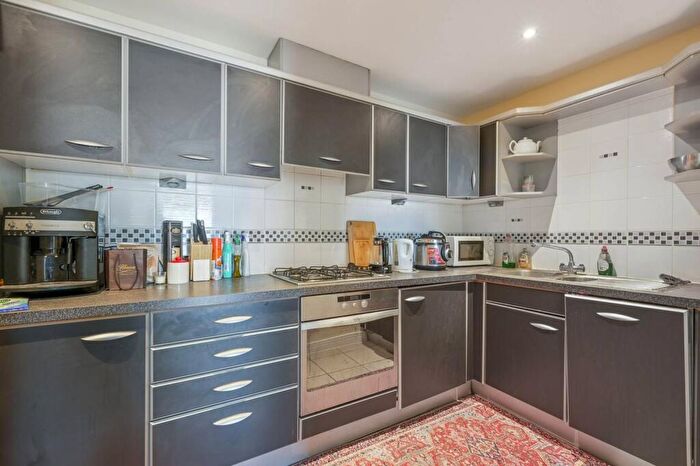 2 Bedroom Flat For Sale In Settlers Court, Isle Of Dogs, London, E14