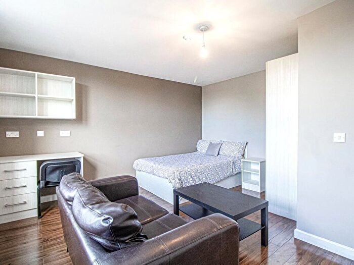 Apartment To Rent In Apt, Belle Vue Road #, LS3