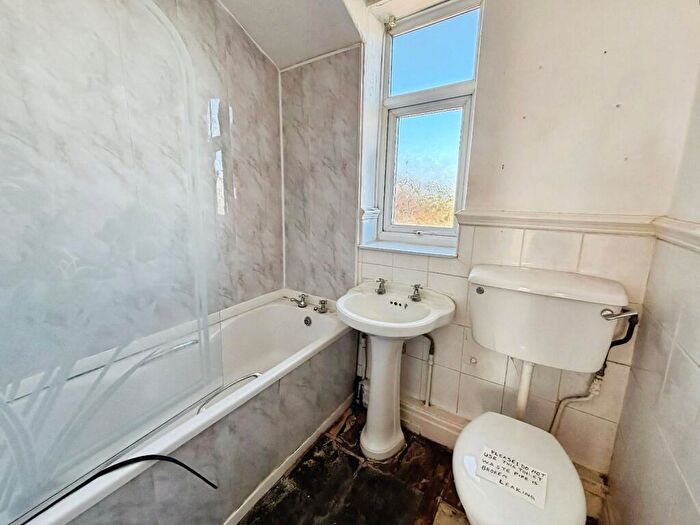3 Bedroom End Of Terrace House For Sale In Lulworth Avenue, Blackpool, Lancashire, FY3